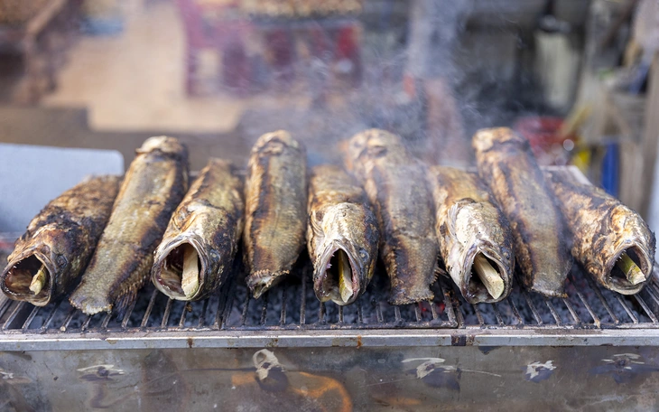 Đỏ lửa xuyên đêm nướng hàng nghìn kg cá lóc cho ngày vía Thần Tài  - Ảnh 12.