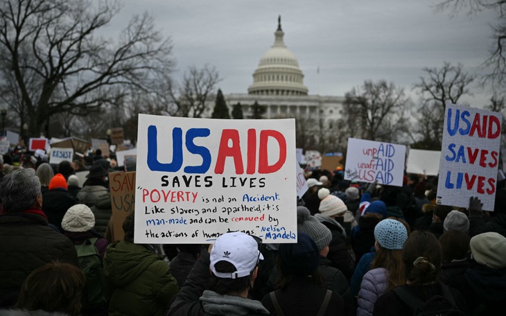 Nhân viên chính phủ kiện ông Trump để giữ lại USAID - Ảnh 2.