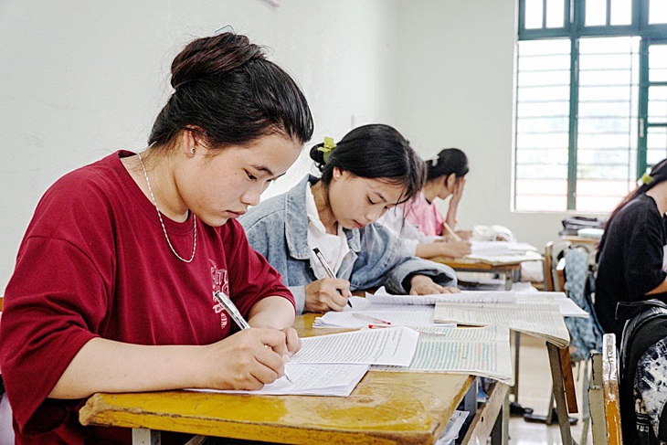 Năm 2025: Các đại học quy đổi điểm IELTS trong xét tuyển ra sao? - Ảnh 1.