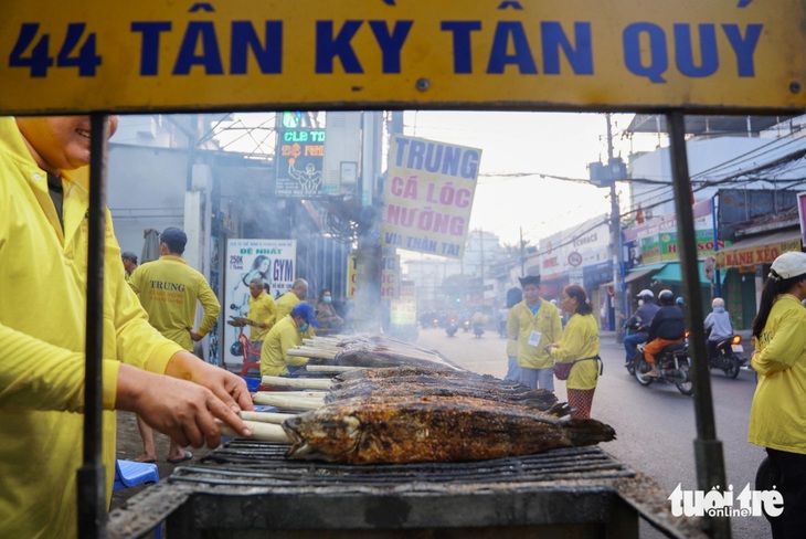 Người nghỉ làm công nhân, người từ miền Tây kéo lên bán cá lóc ngày vía Thần Tài - Ảnh 11.