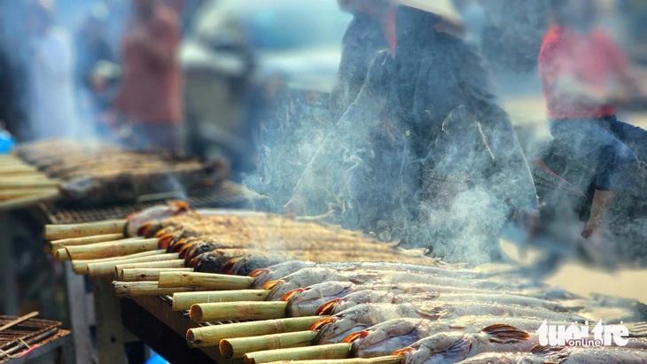 Cụ bà bán vé số dạo: 'Vừa bán hết 200 tờ, tôi liền đi mua cá về cúng vía Thần Tài' - Ảnh 5.