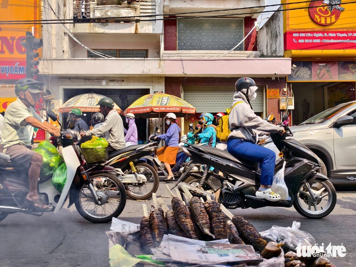 Cá lóc nướng lăn lóc ngóng khách - Ảnh 2.