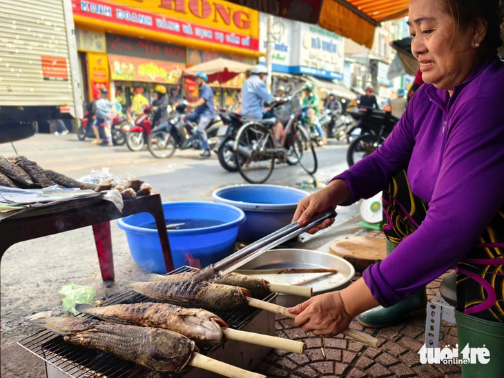 Cá lóc nướng lăn lóc ngóng khách - Ảnh 4.