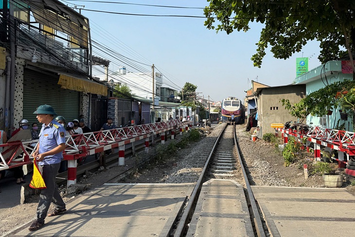 Tai nạn chết người ở khu vực đường ray, tàu Bắc - Nam phải tạm dừng - Ảnh 2.