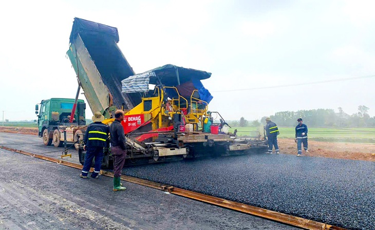 Đầu năm nhộn nhịp công trường cao tốc Bắc - Nam - Ảnh 1.