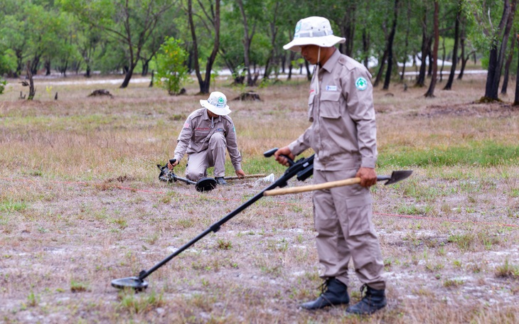 Nông dân Thái Lan làm ruộng trong lo sợ sau khi Mỹ đóng băng viện trợ rà phá bom mìn - Ảnh 3.