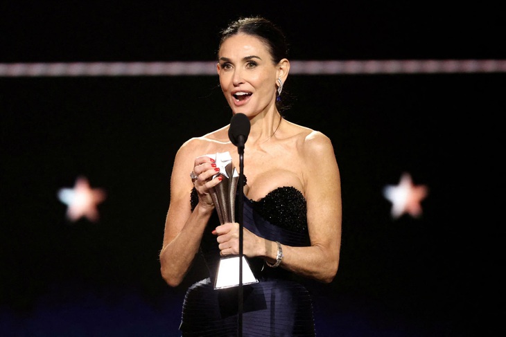 Demi Moore thắng giải Nữ chính xuất sắc tại Critics Choice Awards 2025 - Ảnh 1.