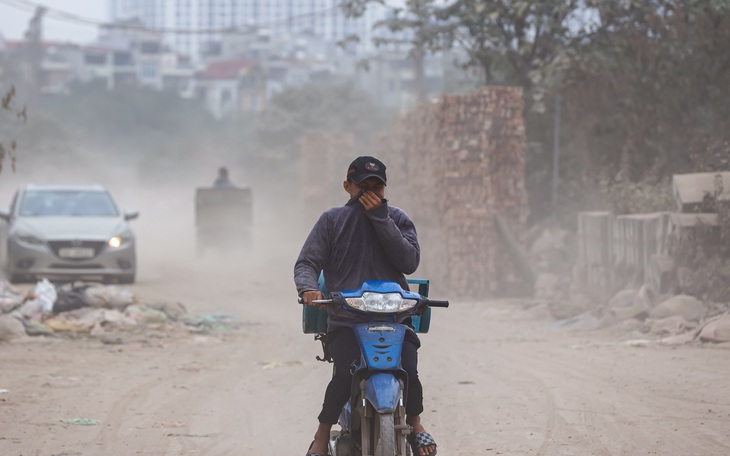 Bụi đường như sương mù Đà Lạt, người dân phải bịt khẩu trang cả ngày - Ảnh 10.