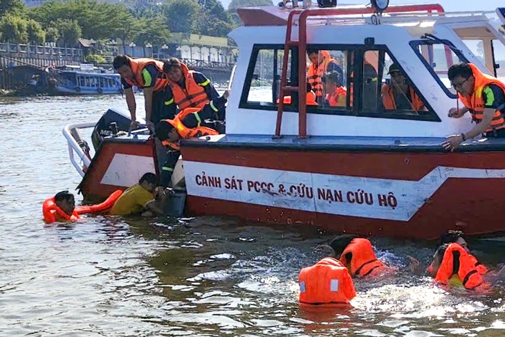 Lật ghe đua trên sông Đồng Nai, 12 vận động viên được cứu kịp thời - Ảnh 1.