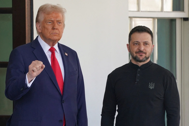 Ông Trump khó chịu vì ông Zelensky không mặc vest mà mặc đồ đen đến Nhà Trắng - Ảnh 1.