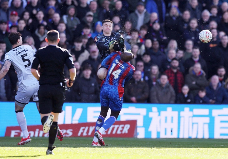 Thủ môn đá 'kung fu' khiến tiền đạo Crystal Palace gặp chấn thương kinh hoàng  - Ảnh 3.