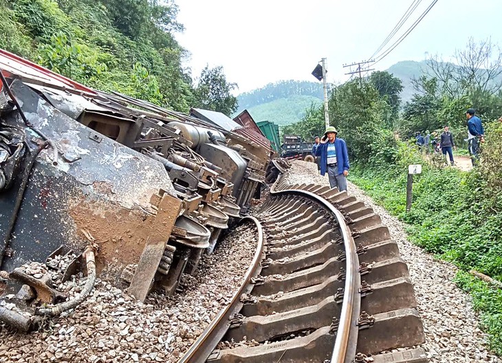 Tàu hỏa trật bánh lật nghiêng sau va chạm xe tải - Ảnh 1.