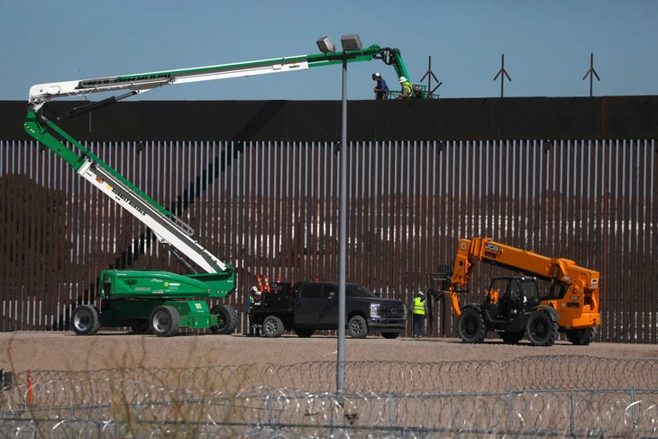 Theo lệnh ông Trump, Bộ Quốc phòng Mỹ điều hơn 1.100 binh sĩ đến biên giới giáp Mexico - Ảnh 1.