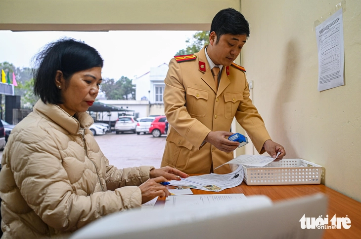 Ngày đầu Công an Hà Nội cấp, đổi giấy phép lái xe: Người dân bất ngờ vì... quá nhanh - Ảnh 5.