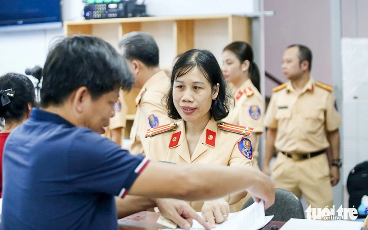 Ngày đầu tiên cảnh sát giao thông TP.HCM tiếp nhận hồ sơ sát hạch, cấp, đổi giấy phép lái xe - Ảnh 1.