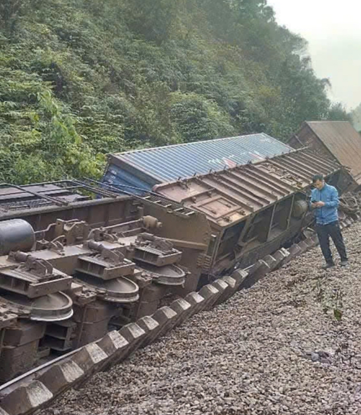 Tàu hỏa trật bánh lật nghiêng sau va chạm xe tải - Ảnh 4.