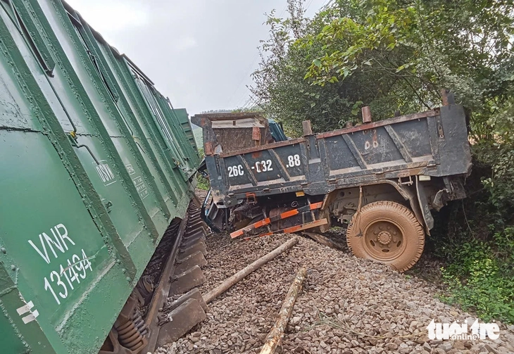 Tàu hỏa trật bánh lật nghiêng sau va chạm xe tải - Ảnh 9.