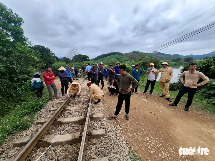 Hiện trường vụ tàu hỏa lật nghiêng sau va chạm với xe tải - Ảnh 9.