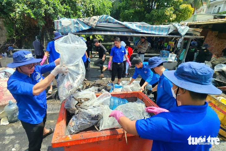 TP.HCM: Kênh Hy Vọng… tuyệt vọng vì rác được giải cứu， vớt hơn 10 tấn rác - Ảnh 7.