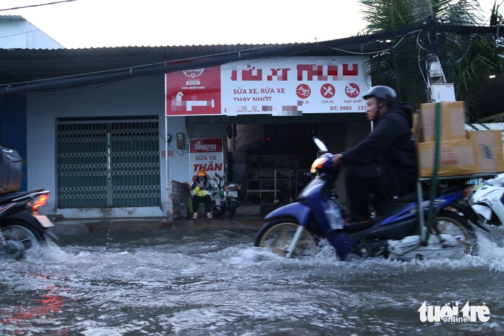 Người dân TP.HCM ngao ngán 'vượt' triều cường đầu tháng 2 Âm lịch - Ảnh 3.