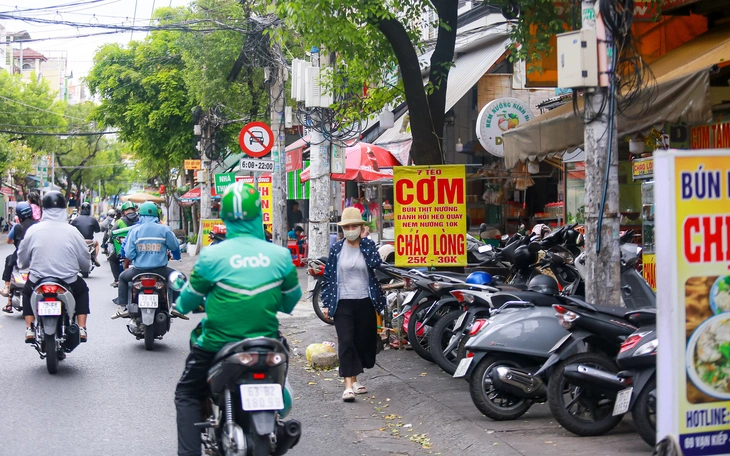 Đi bộ thong dong trên những vỉa hè ngăn nắp giữa lòng TP.HCM - Ảnh 13.