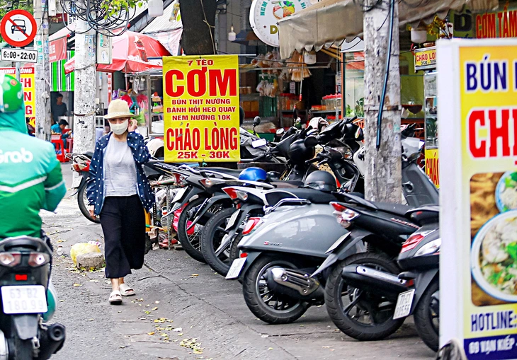 Dẹp nạn lấn chiếm vỉa hè: Bạn đọc Tuổi Trẻ đề xuất các giải pháp - Ảnh 1.