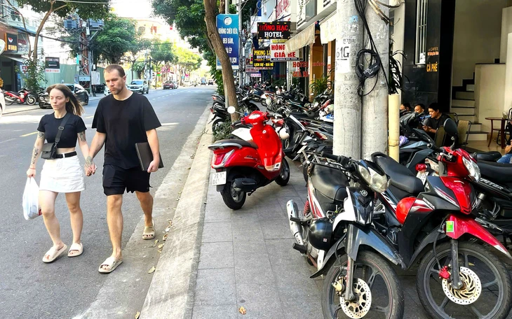 Nha Trang ra quân lập lại trật tự vỉa hè: Đoàn kiểm tra vừa nhắc nhở xong， hàng quán lấn chiếm ngay - Ảnh 2.