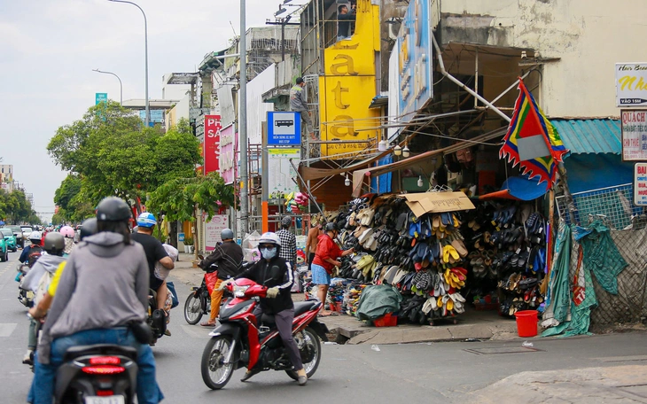 Ngang nhiên cho thuê vỉa hè; Thức ăn nước uống giá 'trên trời' ở sân bay - Ảnh 2.