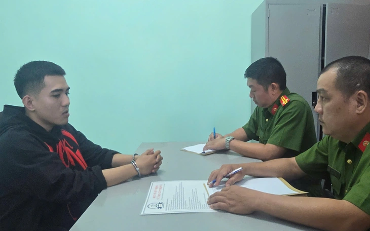 Liên quan clip ‘khiêng hòm’ trước chợ Bến Thành, nhiều nhân viên trại hòm bị truy tố - Ảnh 3.