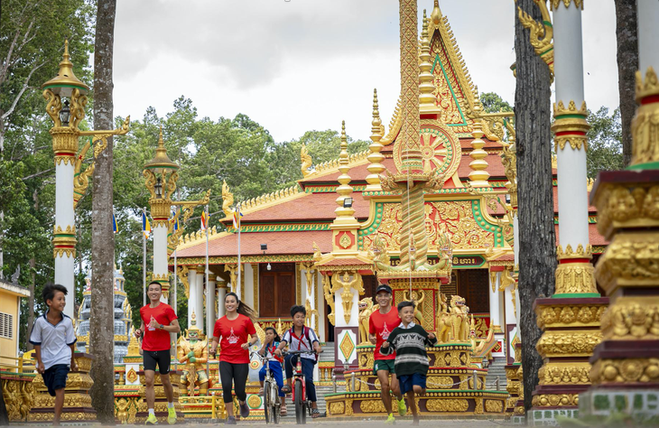 Vừa chạy marathon băng đồng vừa khám phá văn hóa Khmer - Ảnh 1.