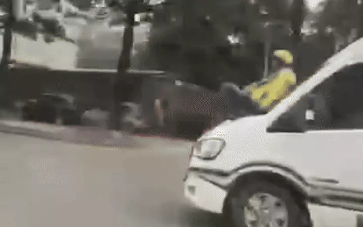 Xôn xao clip sau cuộc cãi vã, người đàn ông bám vào nắp ca pô ô tô đang di chuyển - Ảnh 3.