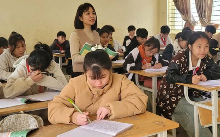 Cô giáo dùng thước nhựa đánh tay học sinh có đáng bị mất việc? - Ảnh 2.