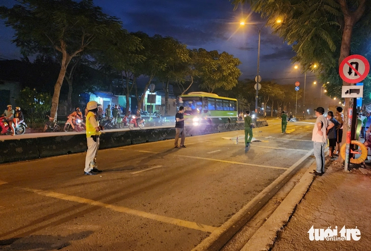 Tai nạn chết người trên đường Trần Văn Giàu ở Bình Chánh, giao thông ùn ứ - Ảnh 1.