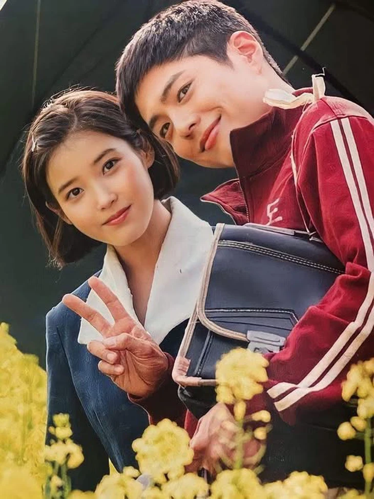 IU ghi điểm khi diễn 2 vai trong phim đóng chung với Park Bo Gum - Ảnh 3.