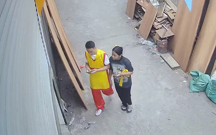 Đu lên cửa cuốn, một gái 8 tuổi bị cửa cuốn cuốn lên cao, gây ngưng tim, ngưng thở - Ảnh 2.