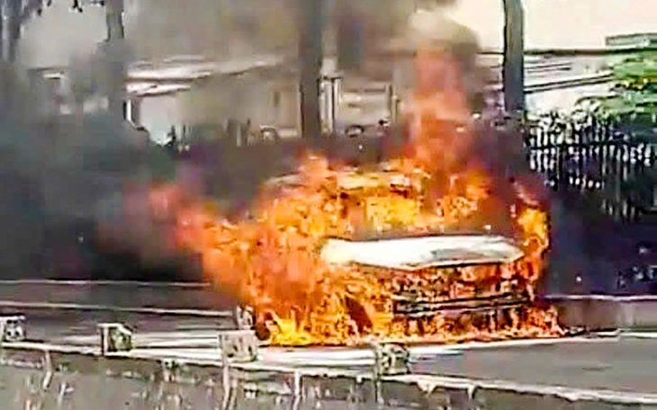 Ô tô bốc cháy ngùn ngụt trong khuôn viên chung cư ở Thảo Điền - Ảnh 3.