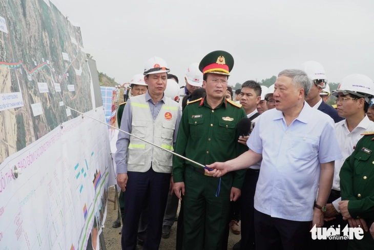 Kiểm tra cao tốc, Phó thủ tướng Nguyễn Hòa Bình chỉ đạo tránh 'quân ta làm khó quân mình' - Ảnh 1.