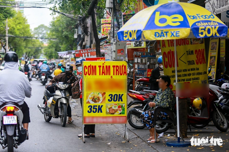 Phạt nguội lấn chiếm vỉa hè: Cách làm hiệu quả cần nhân rộng? - Ảnh 1.