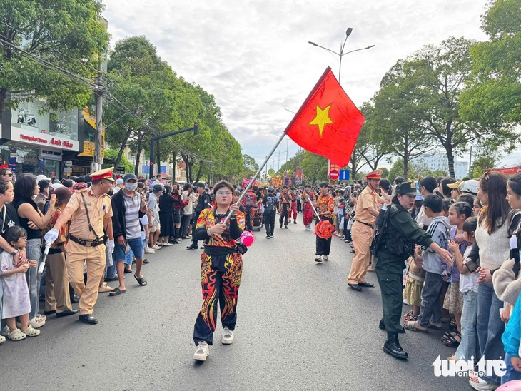 Giải cứu thai phụ ngất xỉu tại lễ hội ánh sáng: Tình huống có trong kịch bản của công an - Ảnh 6.