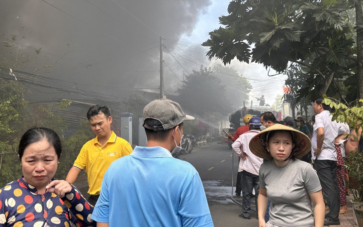 Sau tiếng nổ lớn, bãi chứa nhựa đường bốc cháy, khói đen  cuồn cuộn- Ảnh 7.