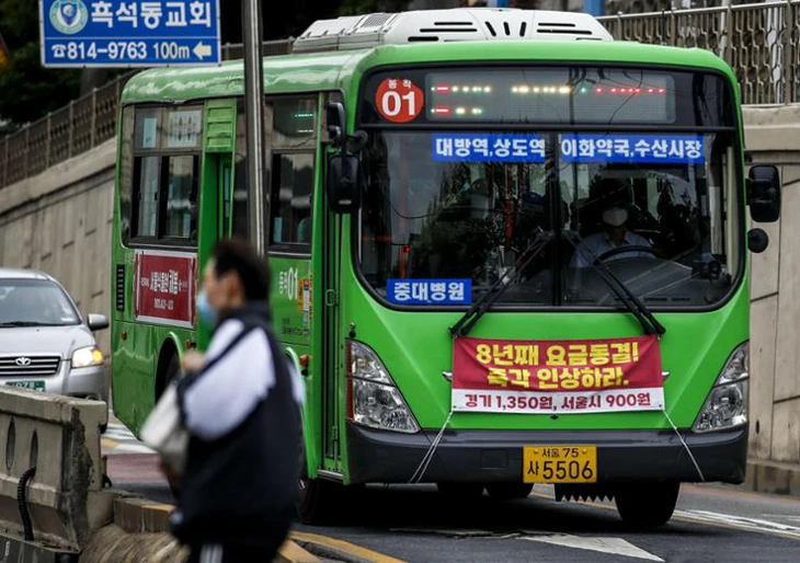 Thiếu tài xế, Seoul đào tạo người Triều Tiên đào tẩu lái xe buýt - Ảnh 1.