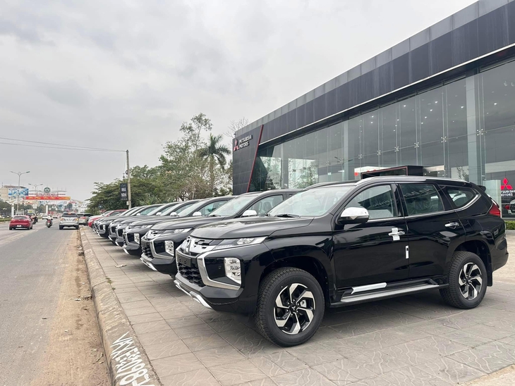 Mitsubishi Pajero Sport mới xuất hiện ở đại lý: Giá 1,18 tỉ, máy V6, không ADAS, màn vẫn 7inch - Ảnh 1.