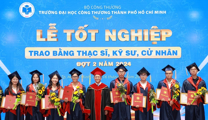 Trường thay đổi kế hoạch xét tốt nghiệp vì không đủ phôi bằng phát cho sinh viên? - Ảnh 1.