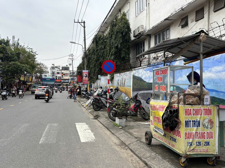 Nghịch lý vỉa hè Đà Nẵng trung tâm thông thoáng, ngoại ô bị chiếm dụng - Ảnh 2.