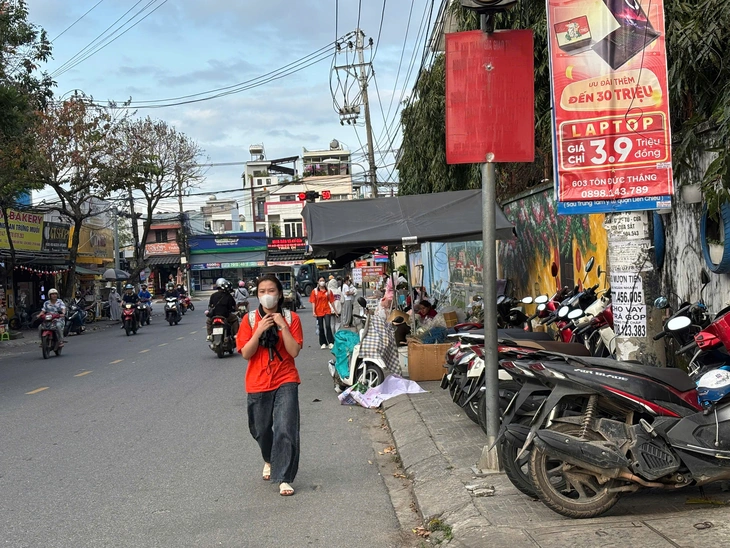 Nghịch lý vỉa hè Đà Nẵng trung tâm thông thoáng, ngoại ô bị chiếm dụng - Ảnh 3.