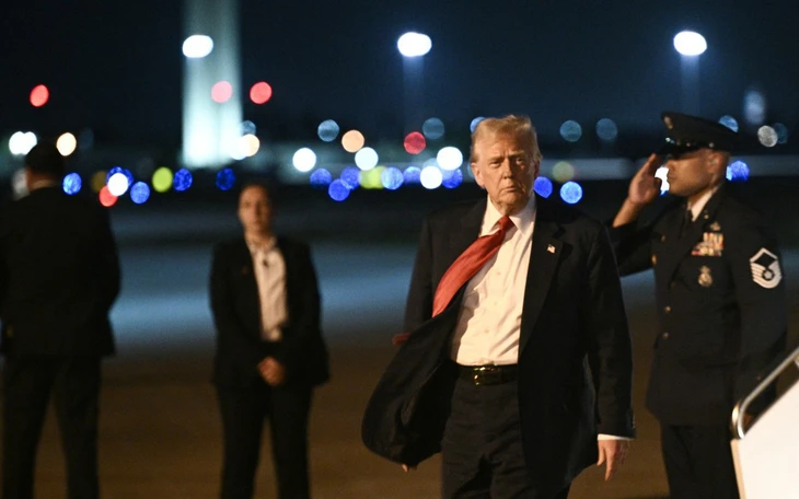 Ông Trump ký lệnh cấm nhập cảnh với công dân 12 nước - Ảnh 3.