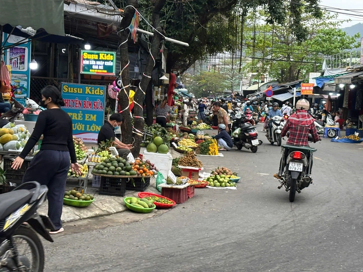 Nghịch lý vỉa hè Đà Nẵng trung tâm thông thoáng, ngoại ô bị chiếm dụng - Ảnh 5.