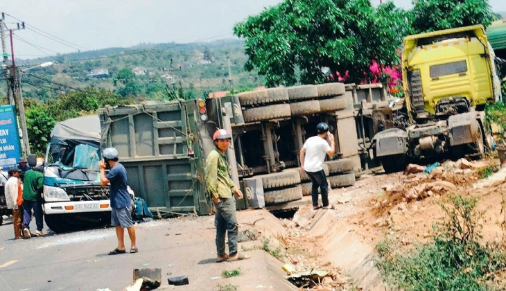 Người dân xúm kéo nạn nhân mắc kẹt trong vụ tai nạn liên hoàn giữa 4 ô tô - Ảnh 1.