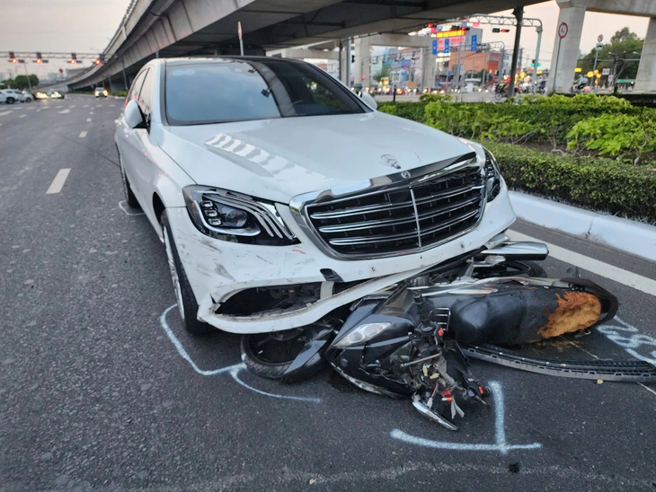 Khởi tố, bắt tạm giam nữ tài xế lái Mercedes tông 10 xe máy, một người tử vong ở Thủ Đức - Ảnh 1.