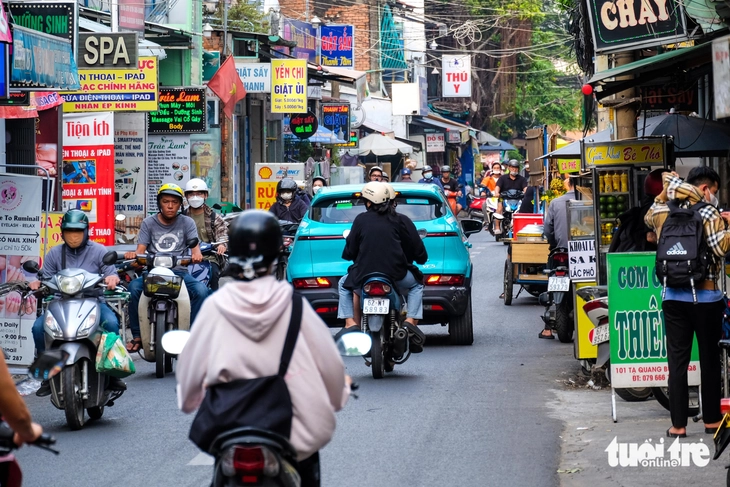 Ngao ngán vì ách tắc ở nút thắt cổ chai 300m đường Tạ Quang Bửu - Ảnh 1.